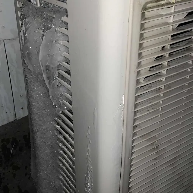 Varmepumpe utedel dekket av is og rim, med tydelige tegn på frostsperring.